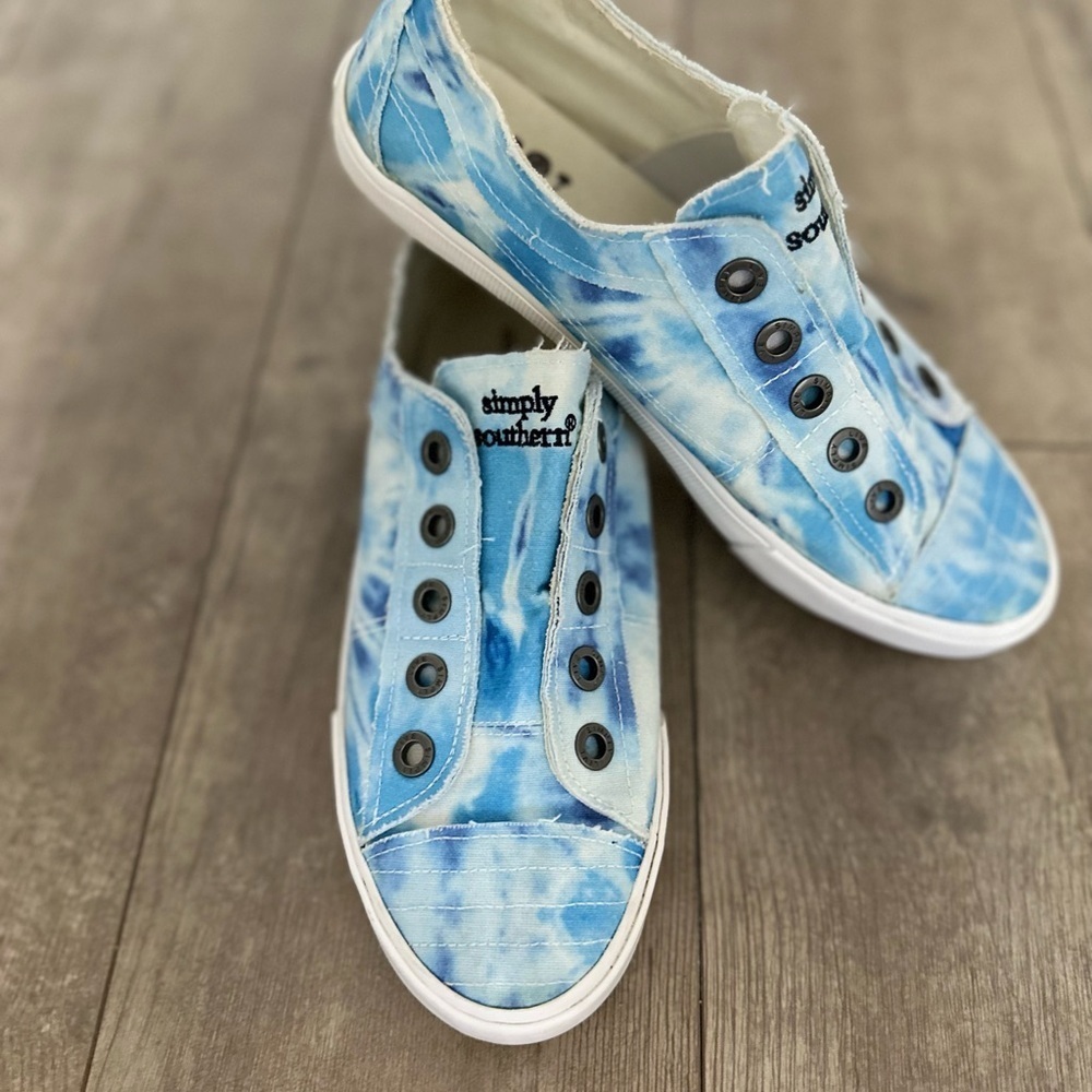 Simply Southern Women’s Tie Dye Slip on Sneakers size 7 
Like new conditon